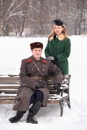 冬季雪地军恋情侣风景写真图片